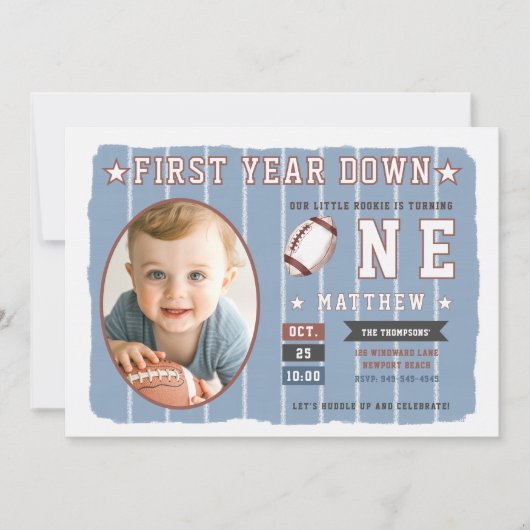 サッカーの最初の年ダウンストライプ少年の最初の誕生日 招待状 (正面)