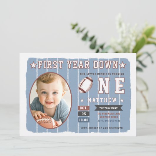 サッカーの最初の年ダウンストライプ少年の最初の誕生日 招待状 (スタンド正面)