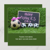 サッカーの母の日で母のためのボールが緑に浮かぶ シーズンカード (正面/裏面)