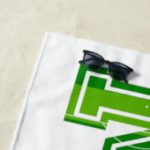 サッカーの母ボールとフィールドサッカーピッチ ビーチタオル (インサイチュ)