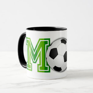 サッカーの母ボールとフィールドサッカーピッチ マグカップ
