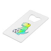 サッカーの水彩が大好きかわいい恐竜 クレジットカード栓抜き (裏面アングル)