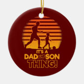 サッカーの父と息子のマッチングパパと息子だ セラミックオーナメント (正面)