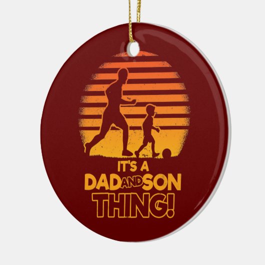 サッカーの父と息子のマッチングパパと息子だ セラミックオーナメント (左)