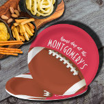 サッカーの試合日赤 ペーパープレート<br><div class="desc">2 SIZES - 9"と7"のカスタマイズ可能な紙プレートは、赤いサッカーと名前と共に「It's Game Day!」という言葉を特徴としている。私たちの店で色と一致するアイテム。</div>