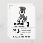 サッカーの誕生会を演じているおもしろいなシュナウツァー犬 インビテーションポストカード (正面/裏面)