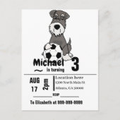サッカーの誕生会を演じているおもしろいなシュナウツァー犬 インビテーションポストカード (正面)