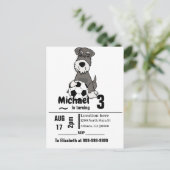 サッカーの誕生会を演じているおもしろいなシュナウツァー犬 インビテーションポストカード (スタンド正面)