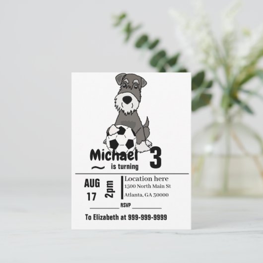 サッカーの誕生会を演じているおもしろいなシュナウツァー犬 インビテーションポストカード (スタンド正面)