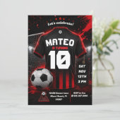 サッカーの誕生日パーティーの招待状の赤い背景 招待状 (スタンド正面)