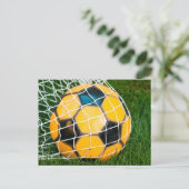 サッカーの黄と黒のボールがネットに ポストカード (スタンド正面)