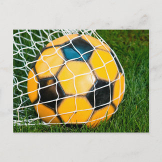 サッカーの黄と黒のボールがネットに ポストカード
