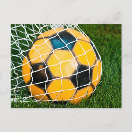 サッカーの黄と黒のボールがネットに ポストカード (正面)
