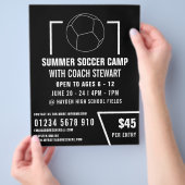 サッカーの黒白ボール、サッカー広告キャンプ チラシ (手)
