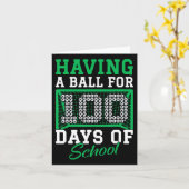 サッカーの100番目の学校の100日のためのボールを持つ カード (黄色い花)