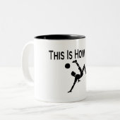 サッカーはこれ私がサッカーの選手をいかに転がるかです ツートーンマグカップ (正面左)