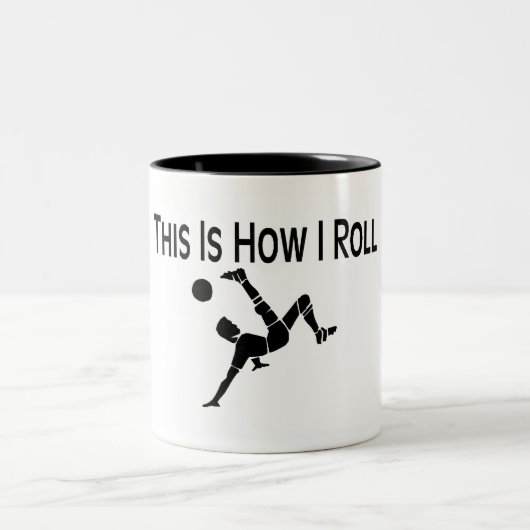 サッカーはこれ私がサッカーの選手をいかに転がるかです ツートーンマグカップ (中央)