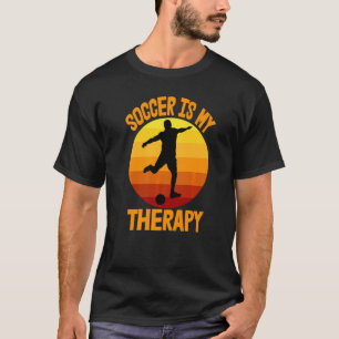 サッカーは私のセラピーサッカー選手のユースプレーヤーS Tシャツ