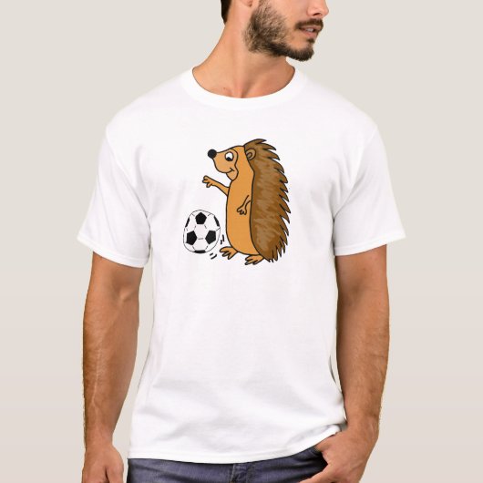 サッカーまたはフットボールの漫画を遊んでいるおもしろいなハリネズミ Tシャツ (正面)