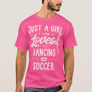 サッカーや踊りの贈り物が大好きな女の子 Tシャツ