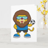 サッカーをしているライオン カード (黄色い花)