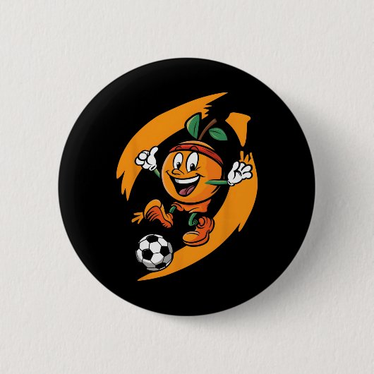 サッカーをするオレンジ 缶バッジ (正面)