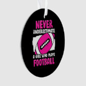 サッカーをする女の子を決して過小評価し遊ない オーナメント (正面)