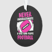 サッカーをする女の子を決して過小評価し遊ない オーナメント (正面)