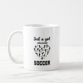 サッカーをする少女のシルエット コーヒーマグカップ