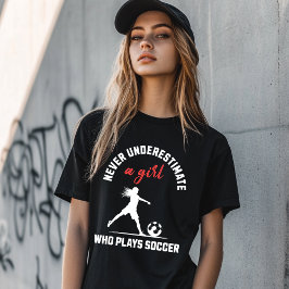 サッカーをする少女を決して過小評価しな遊いこと Tシャツ