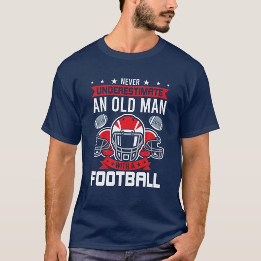 サッカーをする老人を決して過小評価しない Tシャツ (正面)