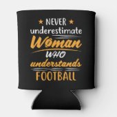 サッカーを理解している女性を決して過小評価しない 缶クーラー (裏面)
