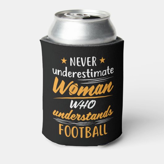 サッカーを理解している女性を決して過小評価しない 缶クーラー (缶裏面)