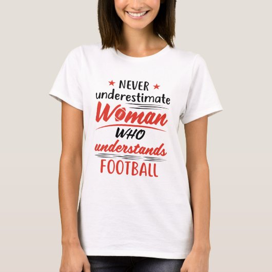 サッカーを理解している女性を決して過小評価しない Tシャツ (正面)
