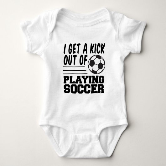 サッカーを蹴り飛ばす ベビーボディスーツ (正面)