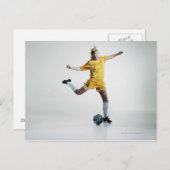 サッカーを蹴る準備をしている女子サッカー選手 ポストカード (正面/裏面)