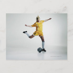 サッカーを蹴る準備をしている女子サッカー選手 ポストカード