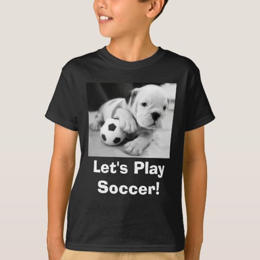 サッカーを遊ぼう!  英国のブルドッグの子犬の暗闇 Tシャツ (正面)