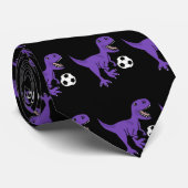 サッカーを遊んでいるおもしろいな紫色のTレックスの恐竜 ネクタイ (ロール)