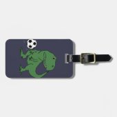 サッカーを遊んでいるおもしろいな緑のTレックスの恐竜 ラゲッジタグ (正面横)