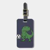 サッカーを遊んでいるおもしろいな緑のTレックスの恐竜 ラゲッジタグ (正面縦)