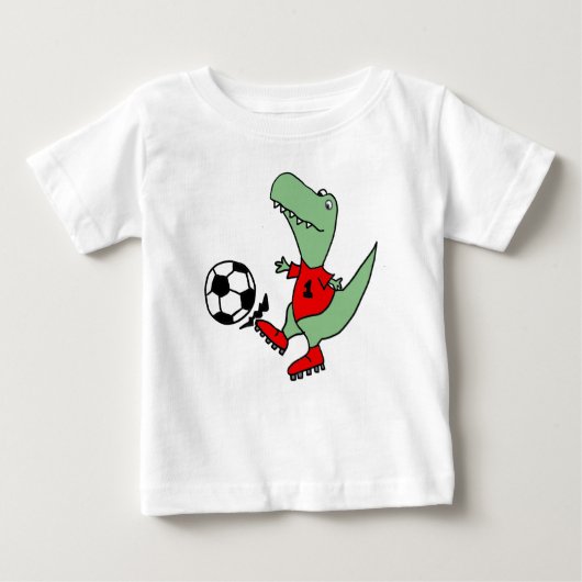 サッカーを遊んでいるおもしろいなTレックスの恐竜 ベビーTシャツ (正面)