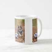 サッカーを遊んでいるコーギー コーヒーマグカップ (正面右)