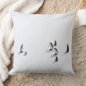 サッカーを遊んでいるペンギン クッション (ブランケット)