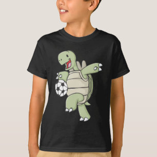 サッカーを遊んでいる幸せなカメ Tシャツ