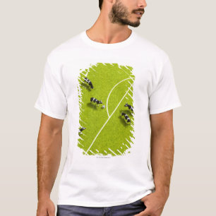 サッカーを遊んでいる牛 Tシャツ