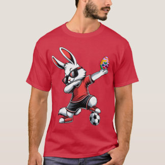 サッカーイースター スポーツ フリースタイルの幸せなイースター バニーの少年 Tシャツ