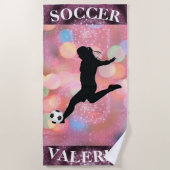 サッカーガールズプラムスパークルカラーブラスト ビーチタオル (正面)