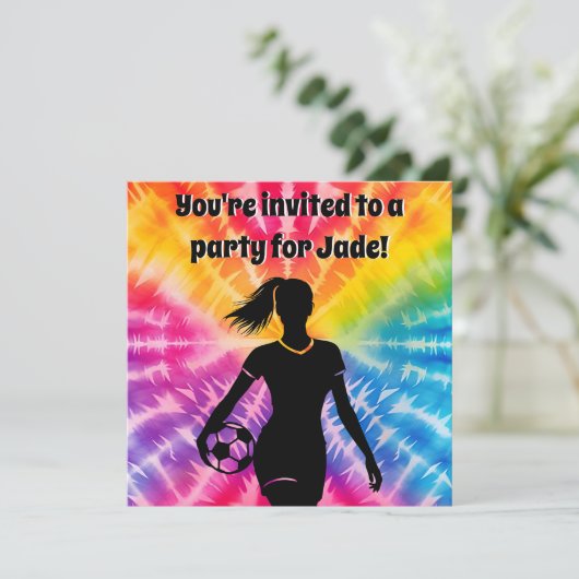 サッカーガールパーソナライズされたネクタイ染めレインボー誕生日 招待状 (スタンド正面)