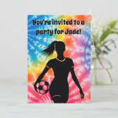 サッカーガールパーソナライズされたネクタイ染めレインボー誕生日 招待状 (スタンド正面)
